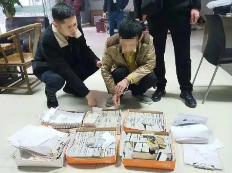 菜贩组亲友团，疯狂开办银行卡1.7万张……